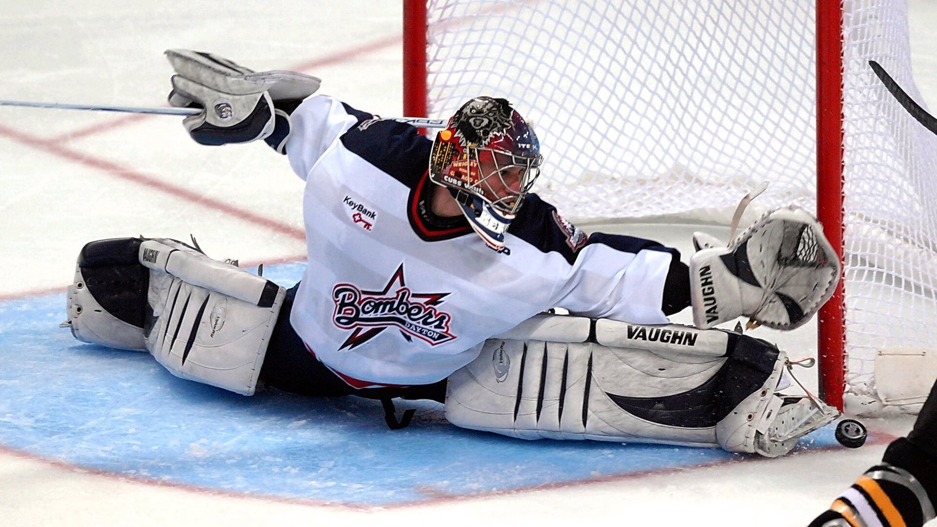 kaiyun登录-一夫当关！海港门将神勇扑救，本泽马单刀宴客成转折，神扑vs宴客！海港门将封单刀 本泽马失机成比赛转折