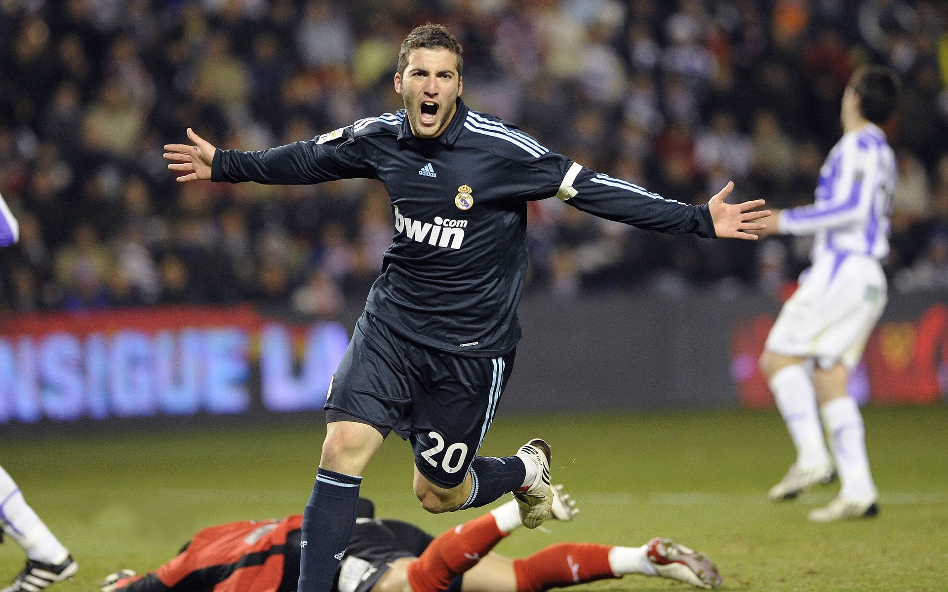 kaiyun入口-新王当立！五连斩震惊足坛，本泽马惊呼，这小子挡不住！新王五连斩引本泽马惊呼，这小子挡不住！